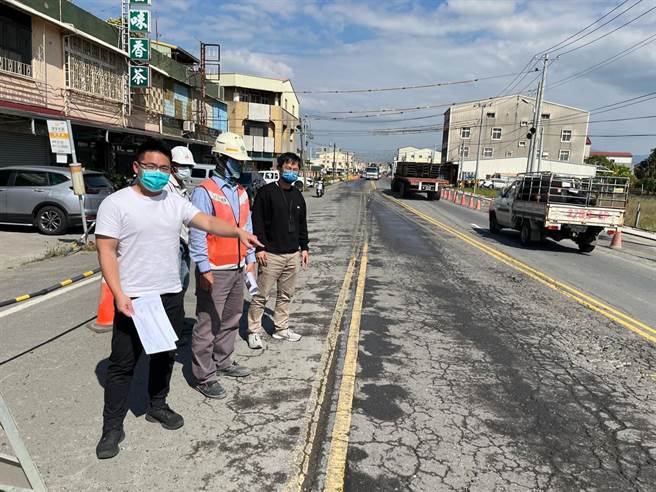 台南市議員李宗翰（左一）今天邀集市府工務局會勘，了解工程進度。（李宗翰服務處提供／張毓翎台南傳真）