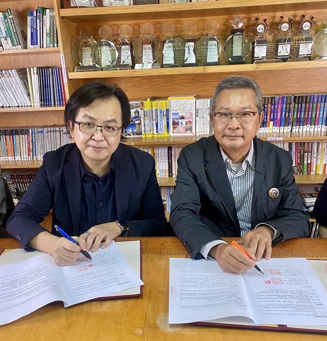 「尚好听有声知识线上」与晨星出版集团有声书完成合作出版签约仪式，未来将共同投入有声书出版。（杨恩霖提供／冯惠宜台中传真）