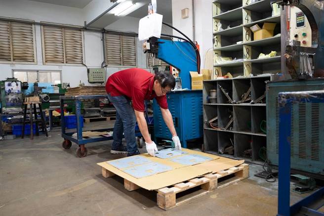 桃园去年首创开办「中高龄及高龄劳动力再运用奖励计画」，助630名50岁以上者重返劳动市场，并透过「职务再设计」如增加升降台车等，减轻中高龄者工作负担，图为改善前得不断弯腰或蹲着。（就服处提供／蔡依珍桃园传真）