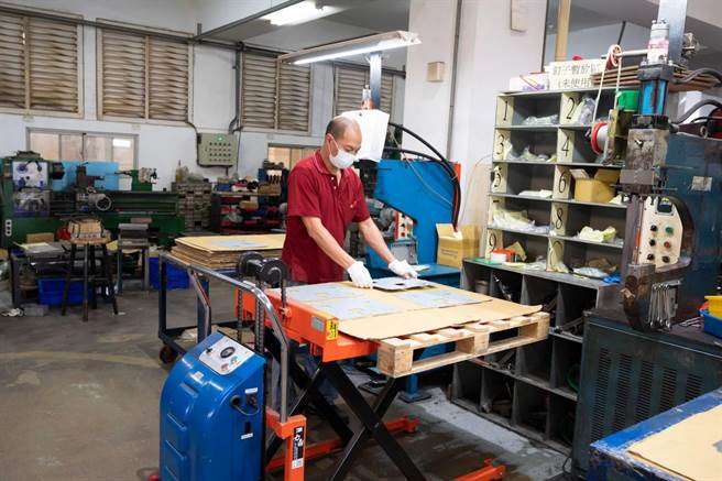 桃园去年首创开办「中高龄及高龄劳动力再运用奖励计画」，助630名50岁以上者重返劳动市场，并透过「职务再设计」如增加升降台车等，减轻中高龄者工作负担，图为改善后不用再弯腰或蹲着做事。（就服处提供／蔡依珍桃园传真）