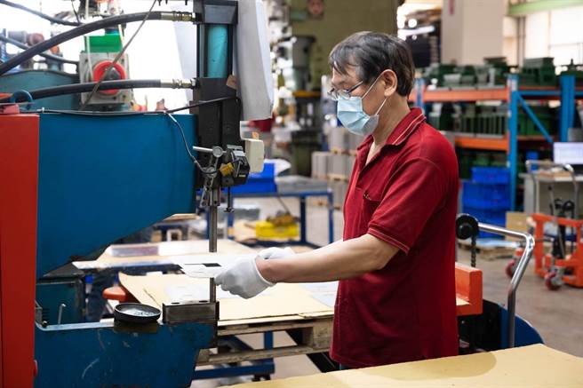 桃园去年首创开办「中高龄及高龄劳动力再运用奖励计画」，助630名50岁以上者重返劳动市场，并透过「职务再设计」如增加升降台车等，减轻中高龄者工作负担，图为改善后不用再弯腰或蹲着做事。（就服处提供／蔡依珍桃园传真）