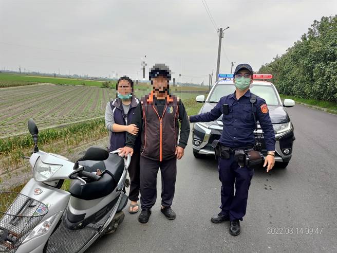 民雄分局民兴派出所警员黄腾亿协助将骑车到云林的王姓老翁寻回。（翻摄照片／张亦惠嘉县传真）