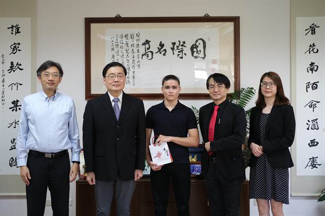 国立东华大学校长赵涵㨗（左二）等人，今与就读大一的乌克兰籍学生Artem Mozol（中）会面，关心他与在基辅家人的近况，并替他加油打气，祈求身在乌克兰的亲友平安。（东华大学提供／罗亦晽花莲传真）