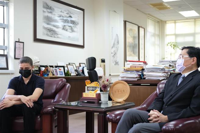 就读国立东华大学一年级的乌克兰籍学生Artem Mozol（左），提及目前身在基辅的家人时，满脸愁容，无时无刻都在担心他们的安危。（东华大学提供／罗亦晽花莲传真）