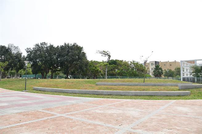 鹿港生态公园设计高耸水景墙、树木繁密，给人阴森森感觉， ，彰化县政府投入1800万元改善，梳栽拆墙后 ，穿透视觉给予宽广新感受。（吴敏菁摄）