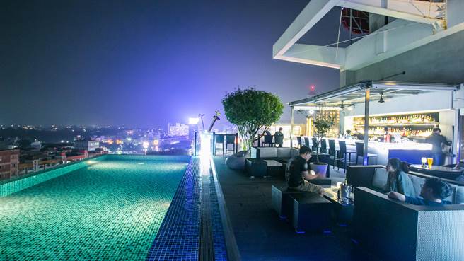 承亿文旅桃城茶样子空中吧夜景迷人。（承亿文旅提供）