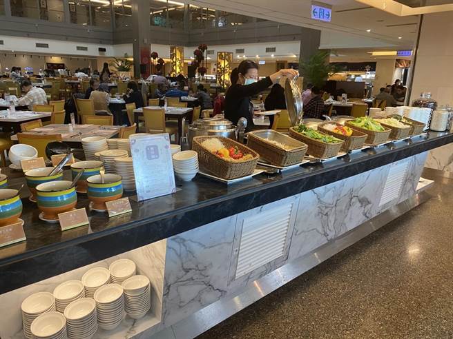 耐斯王子大饭店欧式自助餐推出毕业季谢师宴促销优惠。（耐斯王子大饭店提供）