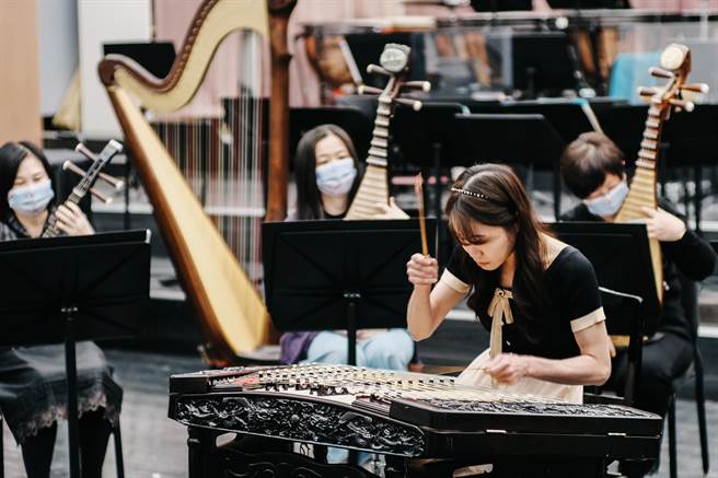 弹拨乐器长久以来在现代国乐团中占有不可或缺的地位，台湾国乐团这次透过以水、火、风、土4大星座导向创作，藉由协奏、室内乐的方式，让观眾体验不同的声音与星空绮想。(郭吉铨摄)