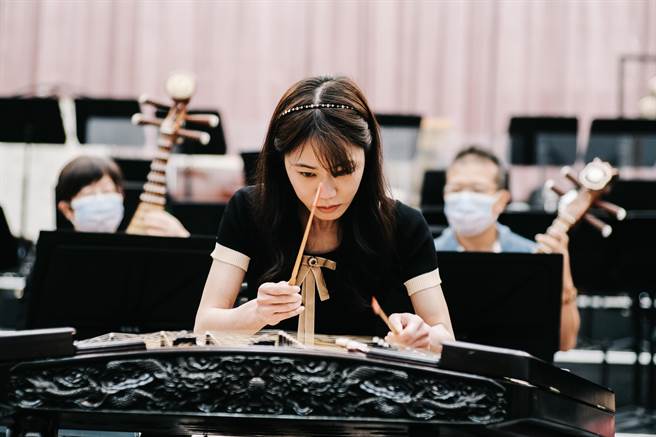 弹拨乐器长久以来在现代国乐团中占有不可或缺的地位，台湾国乐团这次透过以水、火、风、土4大星座导向创作，藉由协奏、室内乐的方式，让观眾体验不同的声音与星空绮想。(郭吉铨摄)