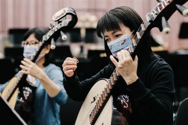 弹拨乐器晶莹剔透颗粒般的音符，宛如天上繁星，台湾国乐团推出「弹星谈心」音乐会，以弹拨乐器为主角，用扬琴、琵琶、柳琴等乐器独特演奏技法与音色，诉说音乐与星空的故事。(郭吉铨摄)