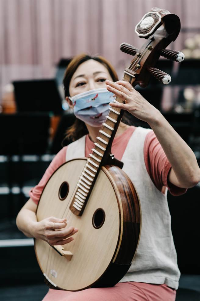 阮以其出色的音响融合性和便于演奏和声的长处，在国乐团弹拨乐器中占有一席之地。(郭吉铨摄)
