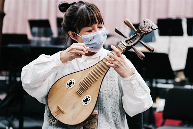 柳琴是弹拨乐器的高音乐器，穿透力强，不易被其它乐器所掩盖，常用来演奏高音区的主旋律，有时也演奏华丽、技巧性高的华彩乐段。(郭吉铨摄)