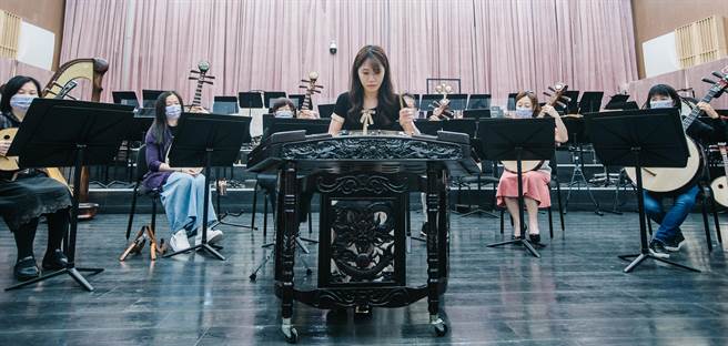 台湾国乐团推出「弹星谈心」音乐会，以弹拨乐器为主角，用扬琴、琵琶、柳琴等乐器独特演奏技法与音色，诉说音乐与星空的故事。(郭吉铨摄)