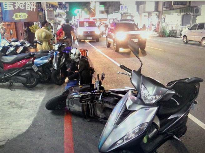 高雄42岁王姓男子15日晚间8时许驾驶黑色自小客车行经凤山区光復路时与骑乘机车的唐姓母女发生擦撞，导致母亲骨盆骨裂、女儿身上多处擦伤，警方到场后对王男酒测，其酒测值高达0.25mg／l，员警依法逮捕王男。（翻摄画面／洪浩轩高雄传真）