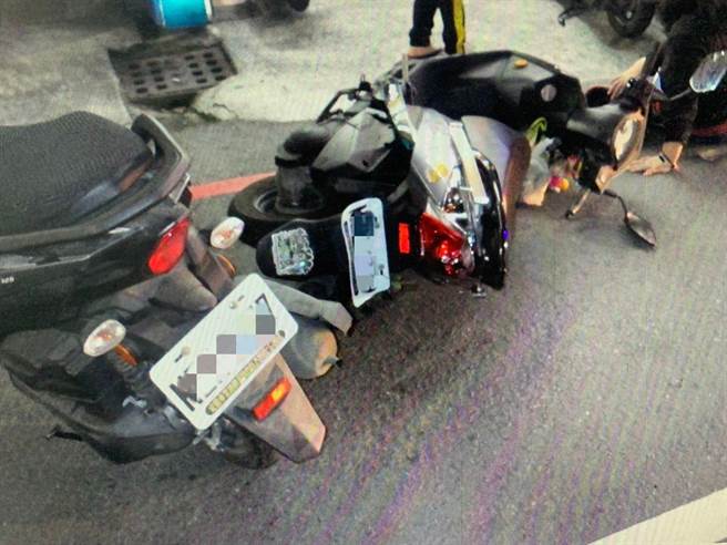 高雄42岁王姓男子15日晚间8时许驾驶黑色自小客车行经凤山区光復路时与骑乘机车的唐姓母女发生擦撞，导致母亲骨盆骨裂、女儿身上多处擦伤，警方到场后对王男酒测，其酒测值高达0.25mg／l，员警依法逮捕王男。（翻摄画面／洪浩轩高雄传真）