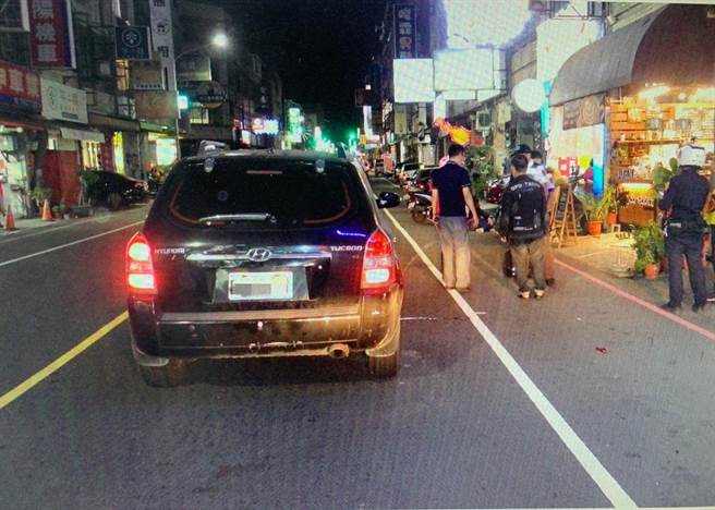 高雄42岁王姓男子15日晚间8时许驾驶黑色自小客车行经凤山区光復路时与骑乘机车的唐姓母女发生擦撞，导致母亲骨盆骨裂、女儿身上多处擦伤，警方到场后对王男酒测，其酒测值高达0.25mg／l，员警依法逮捕王男。（翻摄画面／洪浩轩高雄传真）