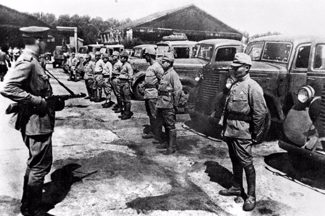 苏联出师东北消灭日本十万关东军。图为向苏联红军集体缴械投降的日本汽车部队。（图文／新华社）