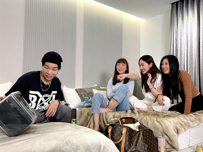 派翠克摸恐怖箱全场尖叫不断。（东森提供）