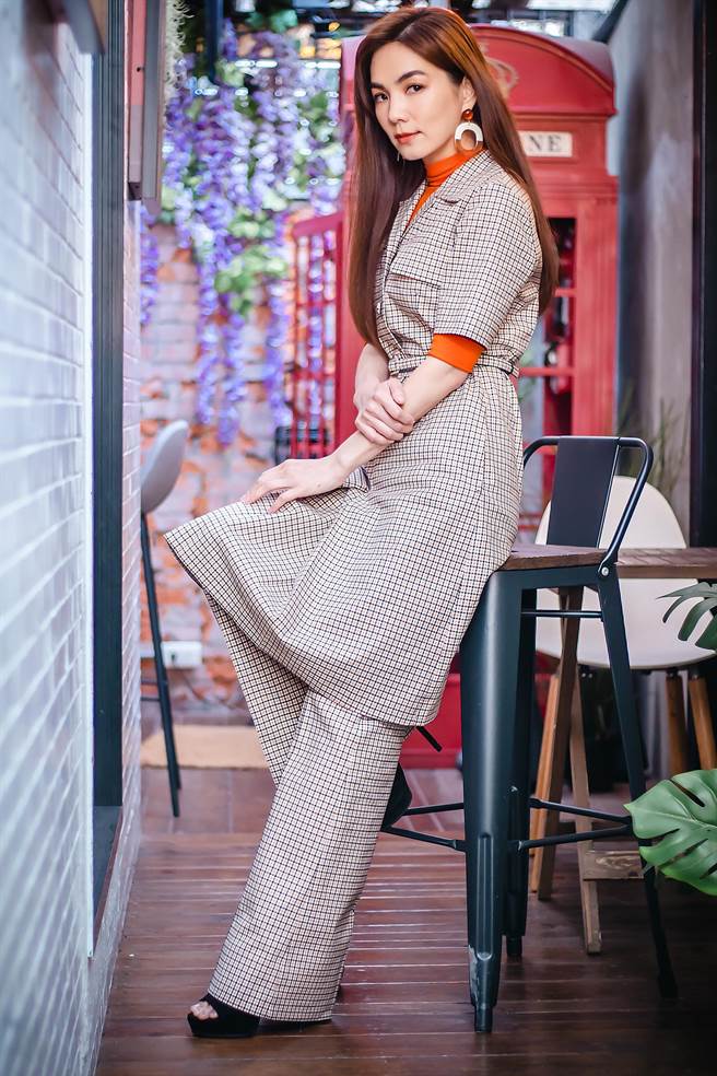 Ella开心献上祝福给好姊妹Selina。（罗永铭摄）