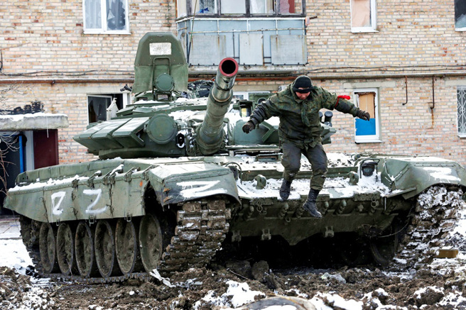 图为乌东亲俄分离份子驾驶的战车。（图／路透社）