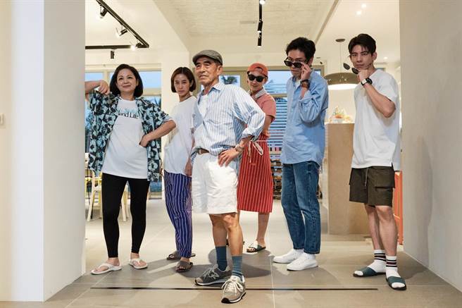 万秀洗衣店阿公在民宿上演时尚走秀。（公视提供）