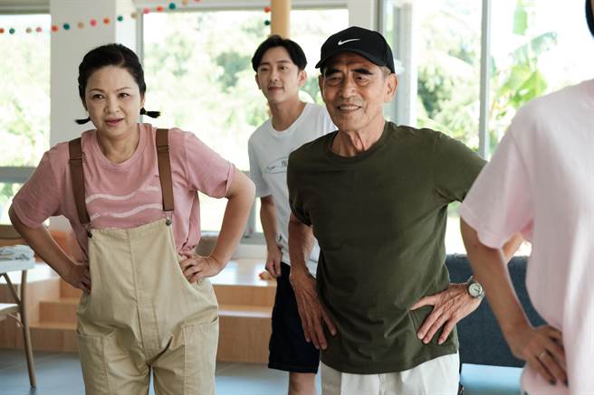 杨贵媚跟着万秀阿公一起做早操。（公视提供）