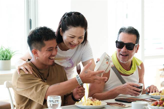 黄仲崑、黄远开心分享父子相处之道。（公视提供）