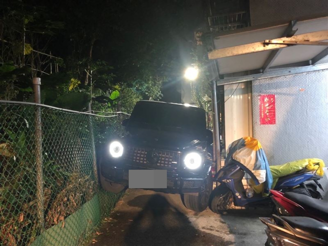一名男子16日凌晨酒驾，将宾士G500休旅车开进北市文山区一处小巷卡死。（翻摄画面）