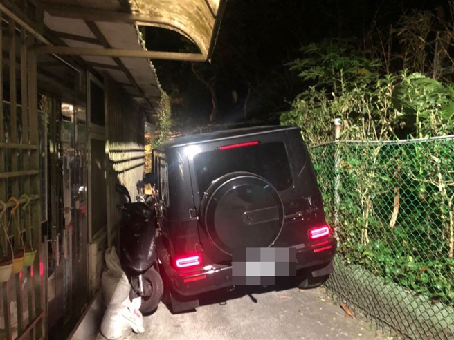 一名男子16日凌晨酒驾，将宾士G500休旅车开进北市文山区一处小巷卡死，还撞击多部机车。（翻摄画面）