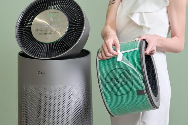 LG PuriCare 360 °宠物功能增加版空气清净机可拆洗毛髮专用滤网，全面包覆并保护主滤网，免于吸附大量毛髮、灰尘等。（LG提供）