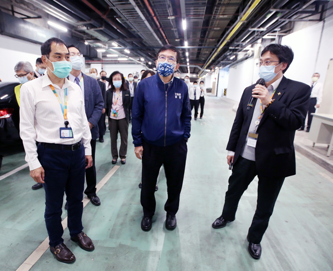 桃机11日大停电，官方表示为2名工人偷剪高压电缆导致，引发广大质疑。图为交通部长王国材16日视察机场。(范扬光摄)