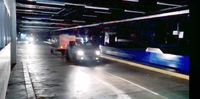 桃机第二航厦11日大停电引发民怨，官方表示是2名工人偷剪高压电缆导致。(图／读者提供)