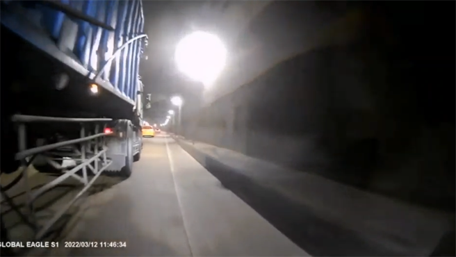李姓重機騎士行經花蓮北濱外環地下道時，因被曳引車逼車，所以按喇叭提醒對方，怎料該車駕駛竟將車輛停在地下道中央，手持鐮刀叫囂，怒罵對方三字經。（警方提供／羅亦晽花蓮傳真）