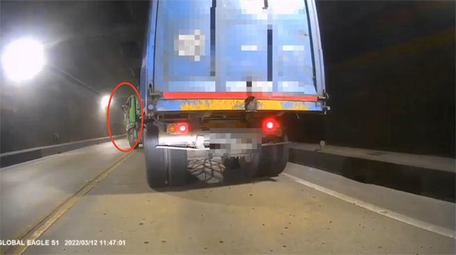 李姓重機騎士行經花蓮北濱外環地下道時，因被曳引車逼車，所以按喇叭提醒對方，怎料該車駕駛竟將車輛停在地下道中央，手持鐮刀叫囂，怒罵對方三字經。（警方提供／羅亦晽花蓮傳真）