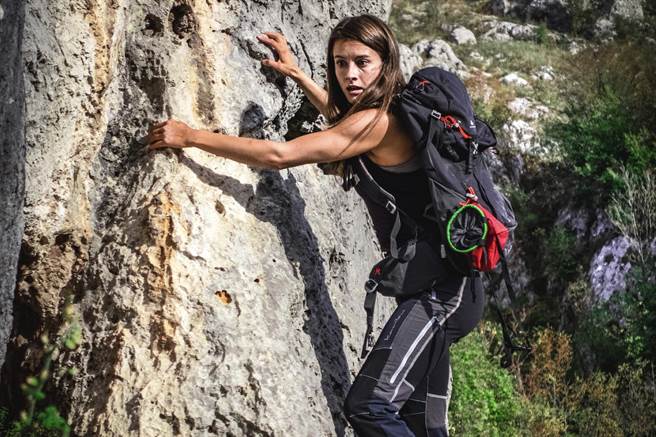 布塔妮艾许霍必须一边攀岩，一边躲避疯狂歹徒的追杀。（采昌提供）