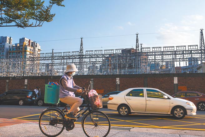 因国际油气价格飙涨，传出原拟继续冻涨的电价，将从4月1日起小幅调涨，涨幅最高3％。民眾在15日傍晚经过万隆变电所。（邓博仁摄）