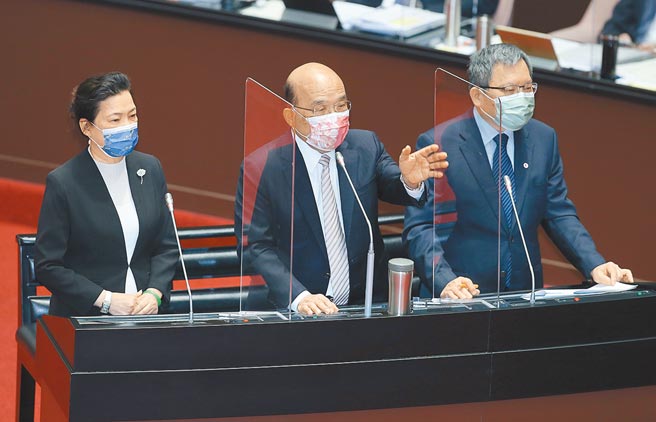 外传台塑总裁王文渊在经济部施压下，请辞全国工业总会理事长，对此，行政院长苏贞昌（中）表示，说政府可以对王文渊施压、说经济部长王美花（左）对他施压，这是太小看了王文渊董事长的行情。（姚志平摄）