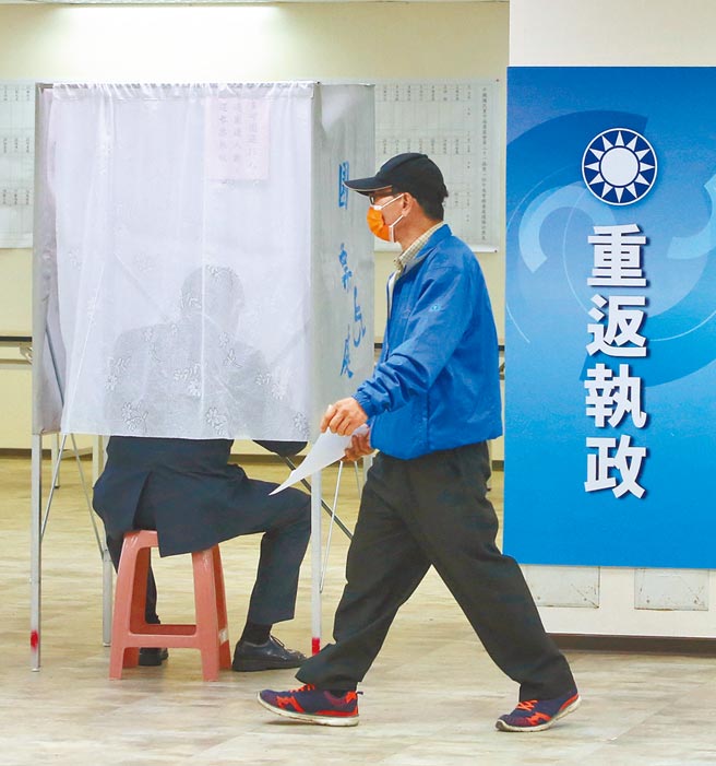 国民党中常委选举改革方案出炉，选任中常委名额减半、分区选区、具公职身分的中常委应过半等，预计今天中常会通过。图为国民党5日举行第21届第1任中常委选举投票。（本报资料照片）