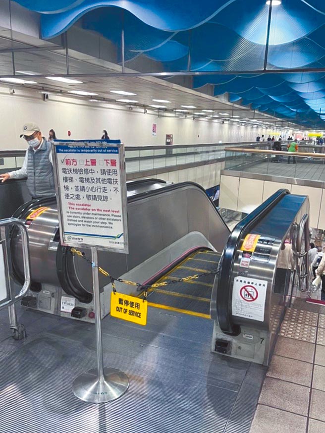 台北捷运新埔站11日电扶梯传出「倒退噜」意外，造成30多名旅客惨跌，共4人受伤。（黄婉婷摄）