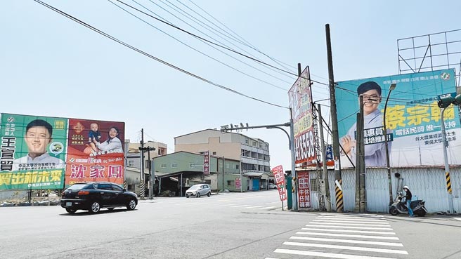 民进党台南市议员提名初选4月11日起民调，新秀、老将的选举看板纷纷出笼。（张毓翎摄）