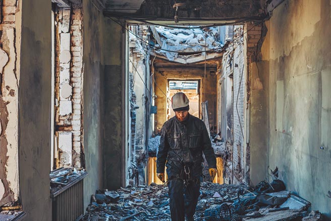 我外交部指出，中国应该要配合国际社会的积极措施，来制止俄罗斯对乌克兰的暴行。图为在乌克兰境内，消防员在一处建筑内工作。（新华社）