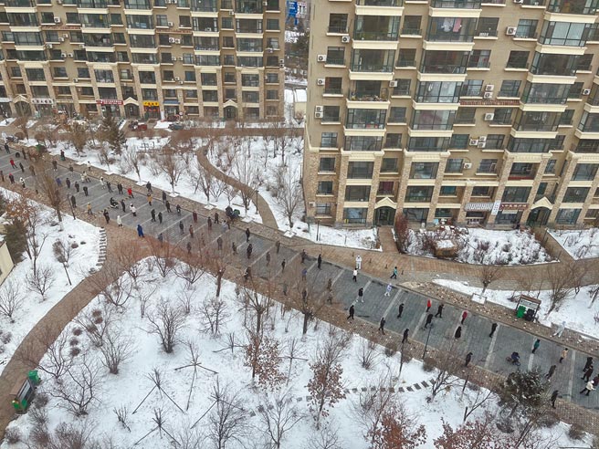 大陆各地防疫措施升级，深圳、东莞眾多台商配合政策停工，台资电子业聚集的昆山则未出现大规模停工景况。图为吉林省长春市民排队进行核酸检测。（新华社）