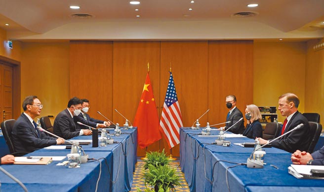 中国中央外事工作委员会办公室主任杨洁篪（左一），与美国国安顾问苏利文（右一）当地时间14日在义大利罗马举行会晤。（新华社）