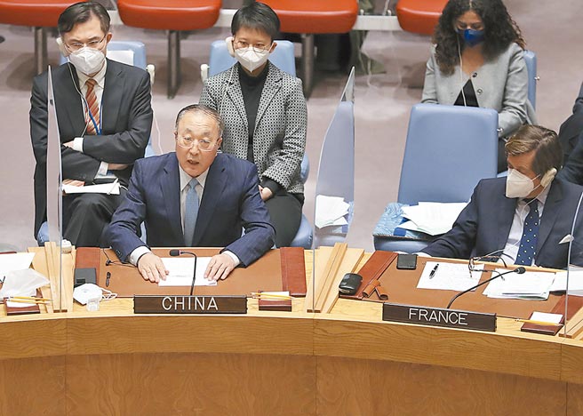 中国常驻联合国代表张军（前排左）14日在安理会发言表示，这个世界不需要「新冷战」。（中新社）