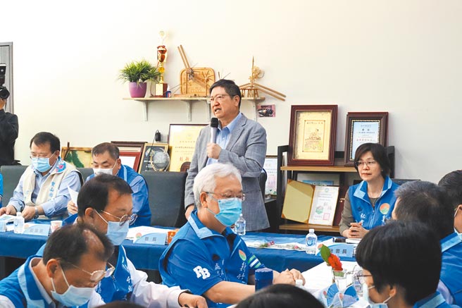 新竹县县政新干线首场开进宝山，县长杨文科（立者）发表对宝山的未来规画。（邱立雅摄）