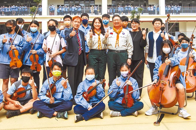 全国学生音乐比赛近日闭幕，新竹县总计夺得43项奖，打破奖牌数纪录，县长杨文科（二排右三）说，此次比赛让全国看到竹县学生的实力。（罗浚滨摄）