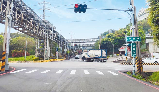 長春石化苗栗廠常有大型柴油車進出，苗栗縣政府環保局規畫將廠區附近苗栗市宜春路周邊，列為空氣品質維護區，來管制柴油車輛。（李京昇攝）