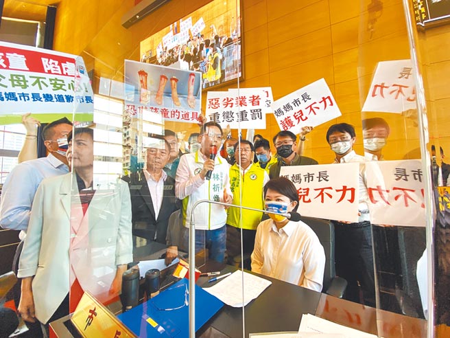 民進黨議員15日到官員席包圍市長盧秀燕，播放小孩驚恐哭聲，盧秀燕臉色凝重，強調如查有屬實，情節嚴重不排除徹照。（盧金足攝）