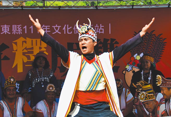 台东县延平乡红叶村布农族返乡青年余光华以突出的肢体动作表演「报战功」，展现舞台魅力。（庄哲权摄）