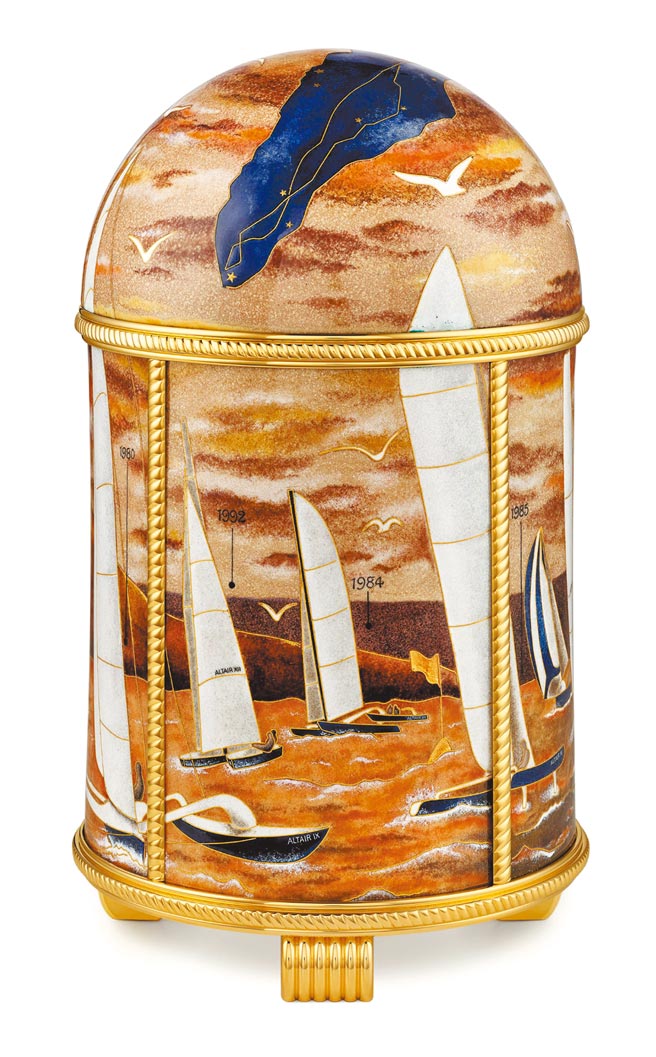 百达翡丽编号20118M「Bol d’Or」日内瓦湖帆船赛座钟，彩绘总裁获奖无数的帆船。（Patek Philippe提供）